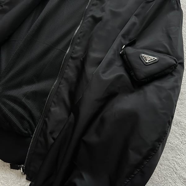 希少プラダ Re Nylon ボンバージャケット 偽物 pul09923